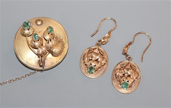 A Victorian yellow metal and emerald set foliate brooch and a pair of similar drop earrings, brooch 29mm.